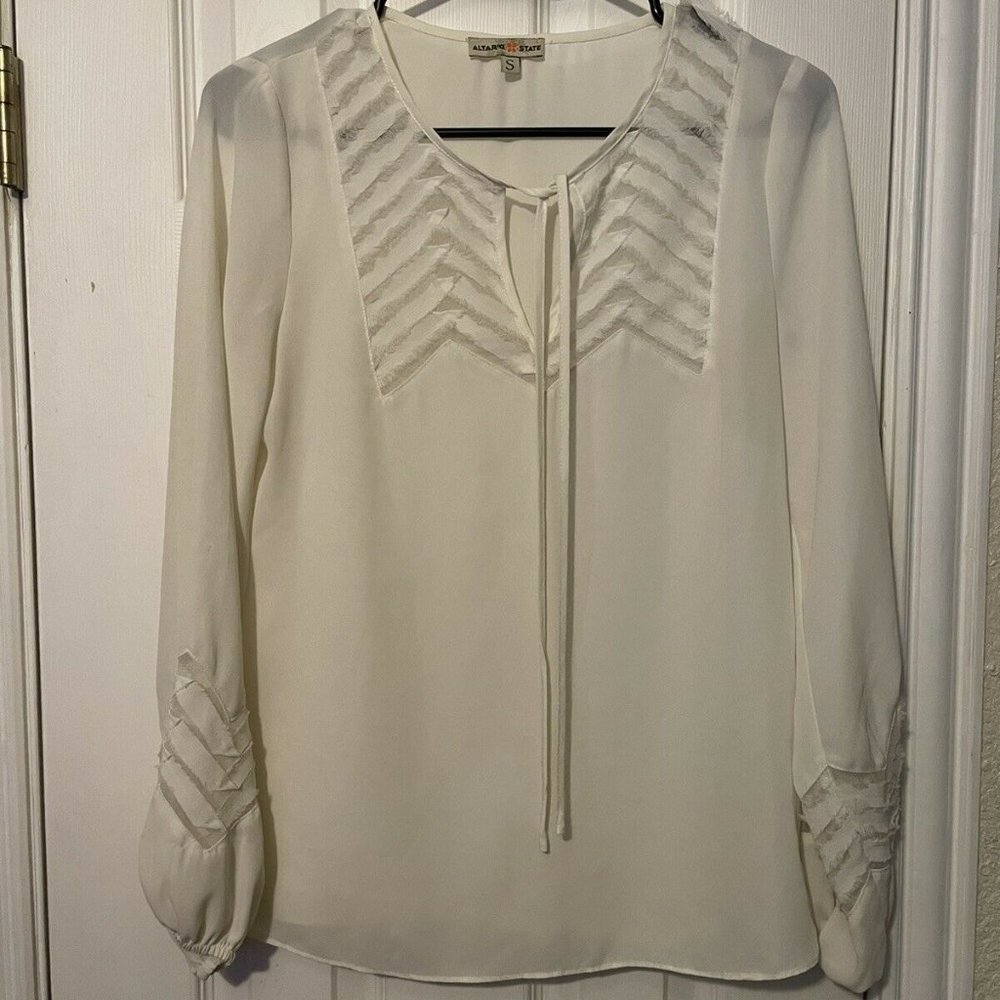 Altar'd State Womens White Keyhole Neck Long Sleev